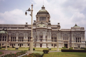 Das alte Parlamentsgebäude in Bangkok. Fotograf: Ahoerstemeier. Dieses Bild steht unter einer Creative Commons-Lizenz.