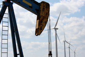 Ölförderung und Windkraftanlagen in Sweetwater, Texas.