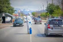 Desinfizieren von Autos auf der Straße in Corona-Zeiten