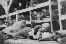 FOTOGRAFIE AUS EINEM SOWJETFILM über die Befreiung von Auschwitz, aufgenommen von der Filmeinheit der Ersten Ukrainischen Front.