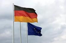 Eine Deutschlandflagge und eine EU-Flagge wehen im Wind