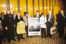 Grüne-Bundestagsabgeordnete präsentieren Plakate der Friedensbewegung bei Honecker 1983