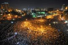 Menschen versammeln sich auf dem Tahrir Platz in Kairo.