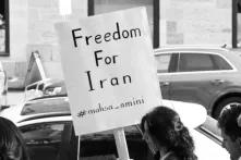 Frau mit Plakat "Freedom For Iran"