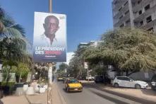Plakat an Straße zu Präsidentschaftswahlen im Senegal