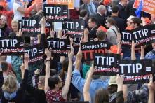 Demonstrant/innen bei einem TTIP-Flashmob in Hamburg