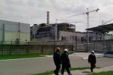 Arbeiter vor dem Katastrophenreaktor im April 2015 - Der Reaktor erhält derzeit eine neue Schutzhülle