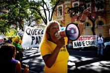 Indianara Siqueira mit einem Megafon auf einer Demonstration