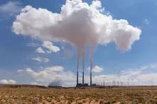 Die Navajo Generating Station, die Rauchgasemissionen in der Nähe von Page, Arizona, USA, emittiert.
