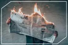 Mitteleuropas Medien werden vereinnahmt: Foto von einem Mann, der eine brennende Zeitung in der Hand hält