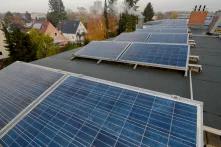 Solarzellen auf einem Dach in Berlin-Spandau