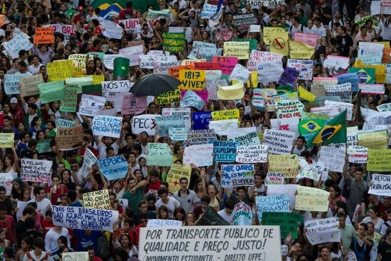 "Für einen guten und preiswerten öffentlichen Nahverkehr", Bildung "nach FIFA-Standard", "Schulen und Krankenhäuser statt FIFA" Protestwelle in Brasilien