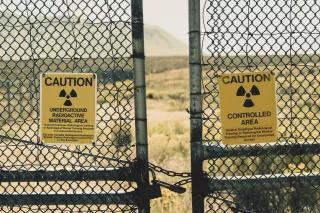 Atomkraft Kosten: Ein Zaun mit Warnschildern