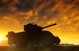 Die Silhouette des Panzers bei Sonnenuntergang.