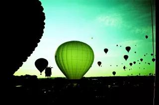 Nach dem Brexit: Grüne Heißluftballons starten in den Himmel