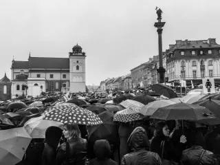 Schwarze Regenschirme als Zeichen des Protests in Polen