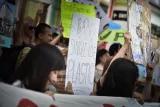 24. Mai 2019 - eine junge Studentin hält ein Plakat mit einem Aufruf zum Verbot von Einwegplastik beim Protest von Climate Strike Thailand in Bangkok 
