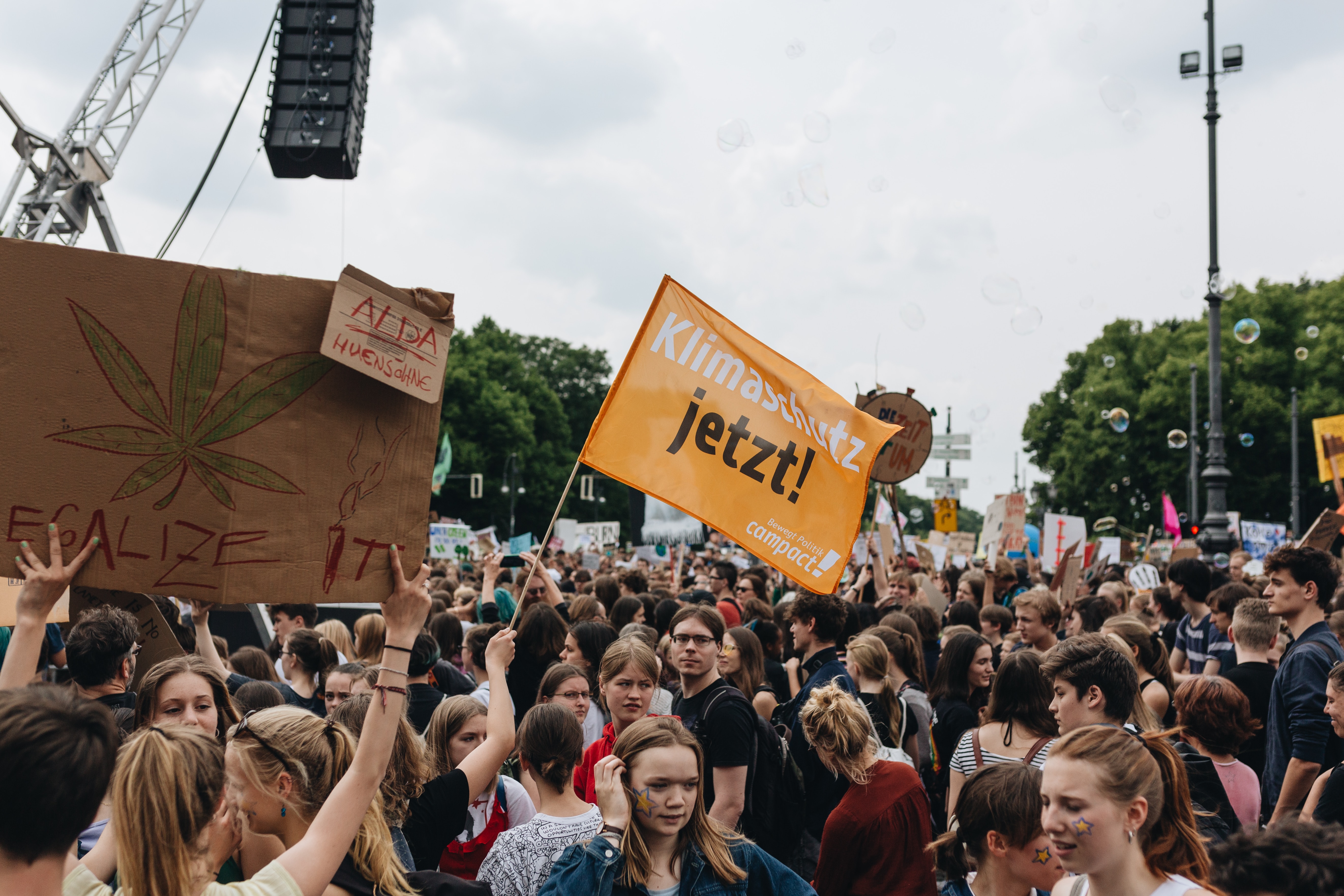 Fridays for Future Jugendliche Demonstratinnen jund Demonstranten