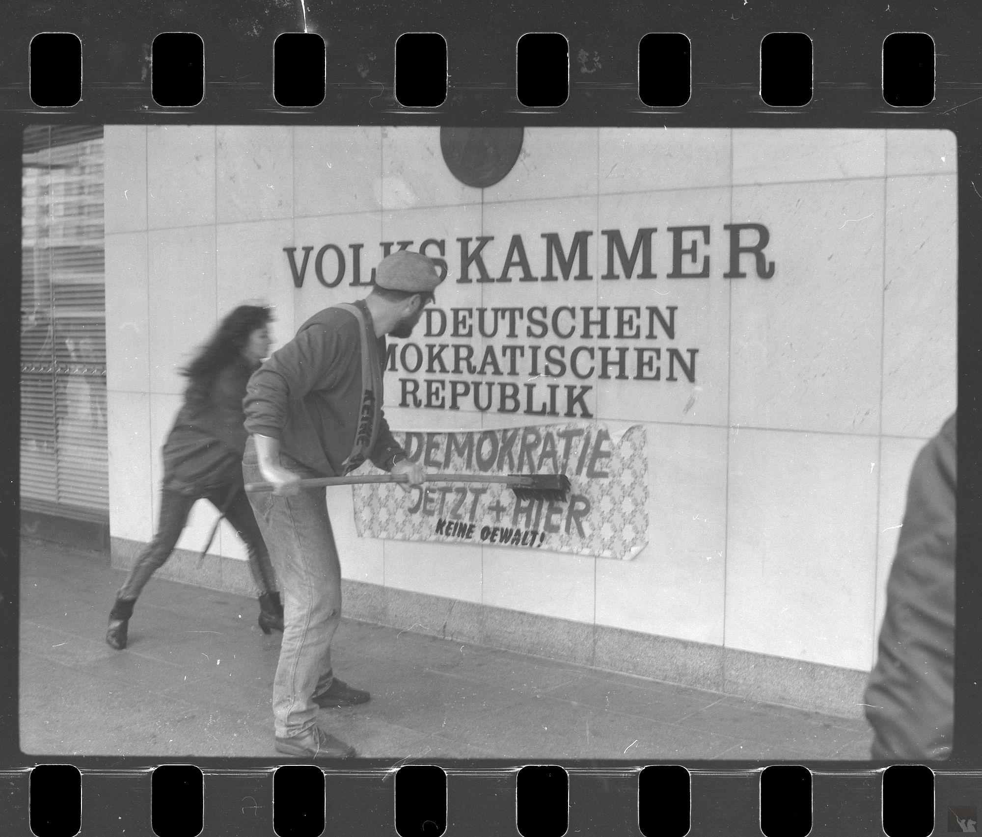 Am Palast der Republik. Plakat: "DEMOKRATIE - JETZT & HIER - KEINE GEWALT!" Plakatkleber am Palast der Republik: Plakat - "Demokratie. Jetzt + Hier"