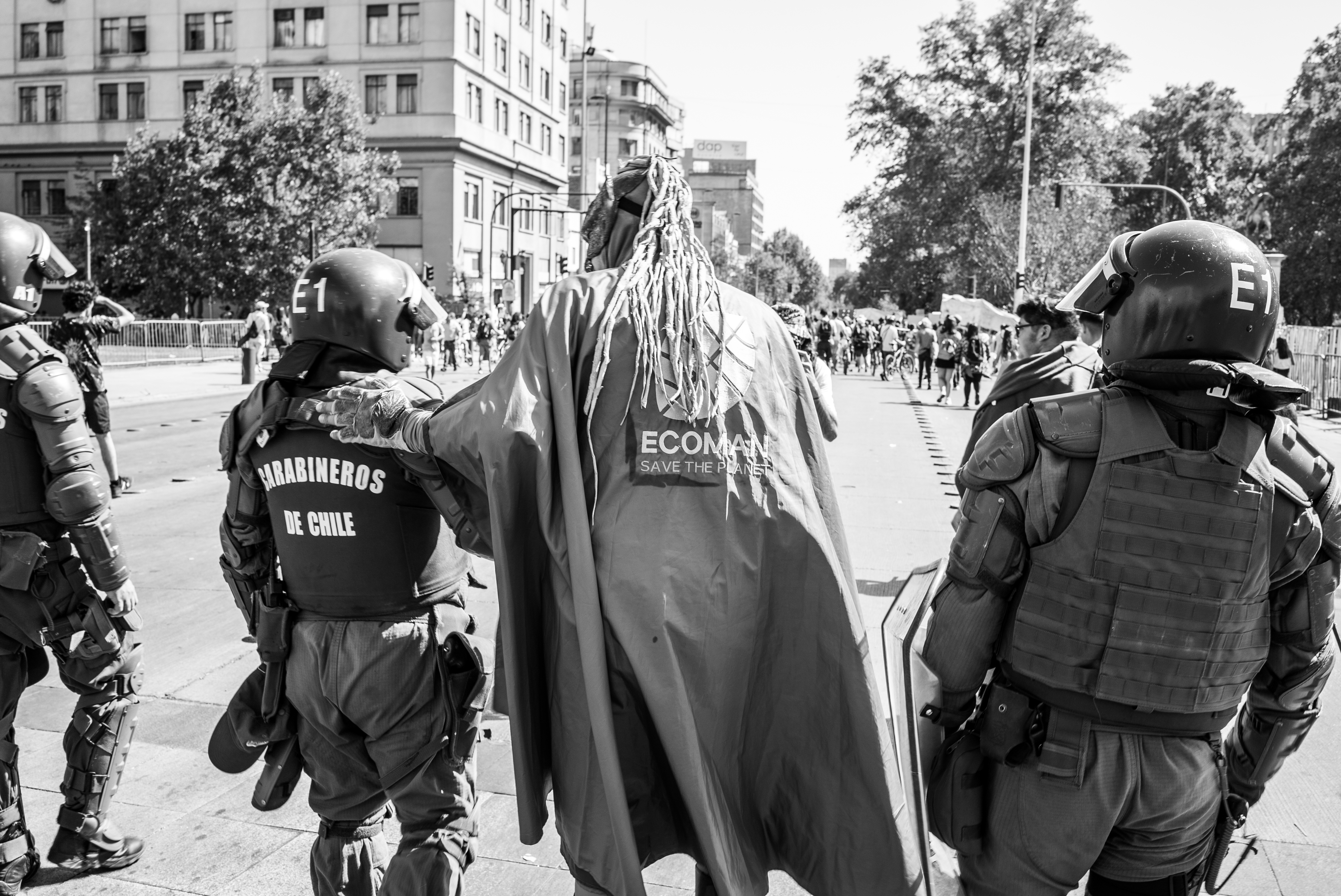 Fridays for Future in Santiago de Chile Das Bild zeigt Polizisten und einen Demonstrant