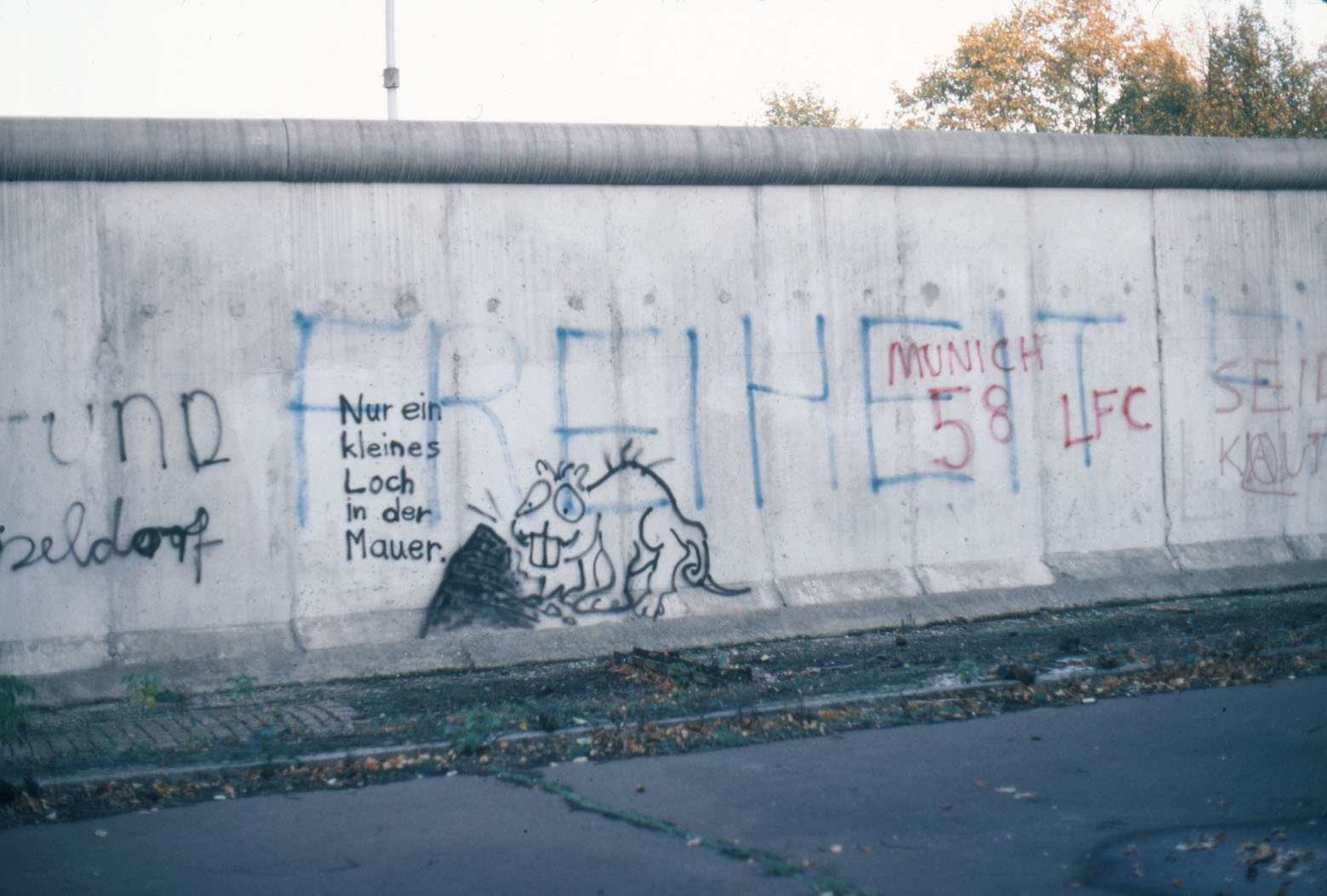 Berlin Wall graffiti 1983 02 Nur ein kleines Loch in der Mauer - Bild auf der Mauer