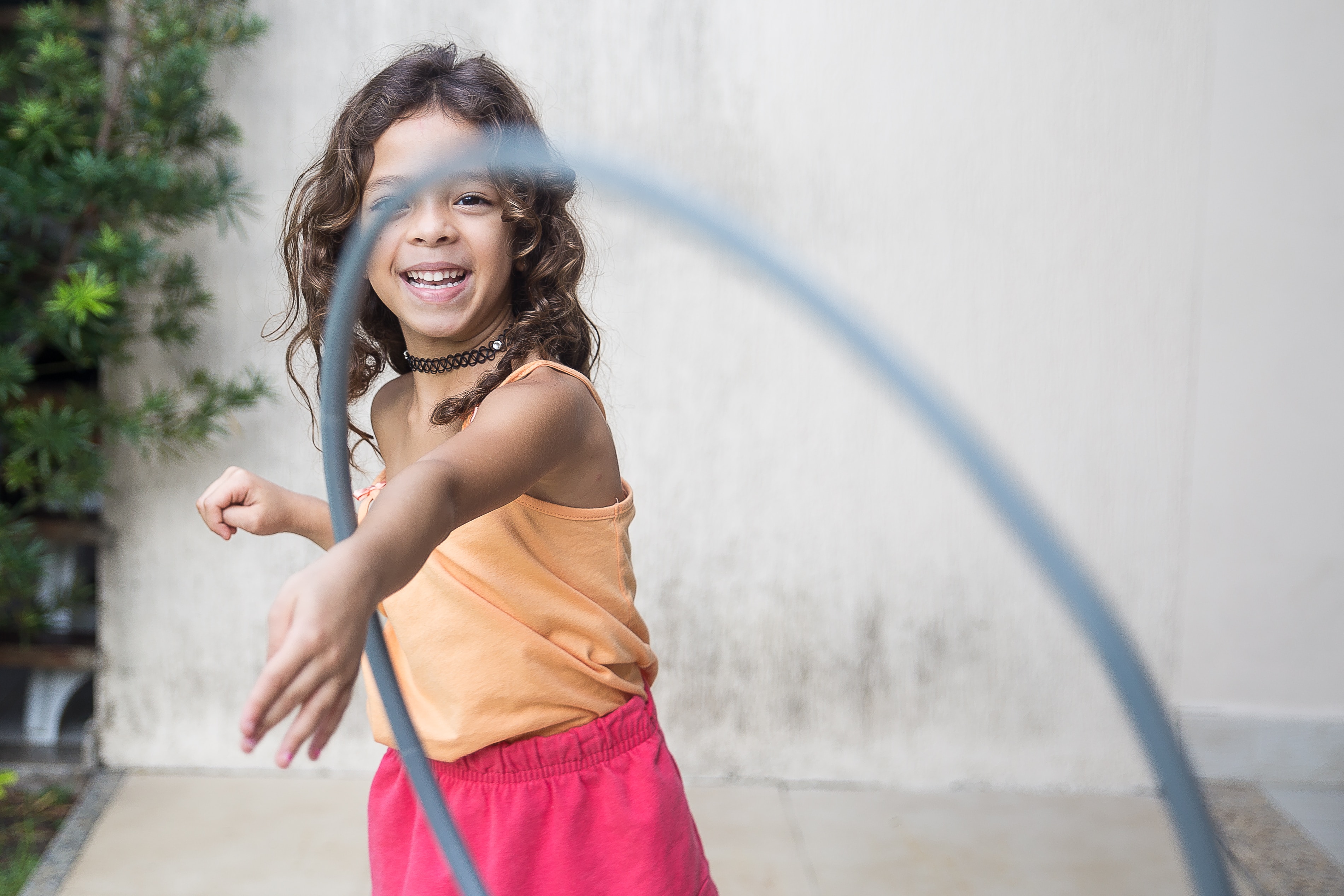 Kind mit Hulahupreifen Photo by Patricia Prudente on Unsplash