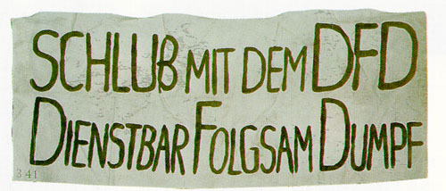 Die Deutsche Einheit / Spruchband: SCHLUSS MIT DEM DFD Spruchband: SCHLUSS MIT DEM DFD
