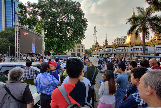 Aung San Suu Kyi vor dem Internationalen Gerichtshof in Den Haag. Live Public Viewing am Mahabandoola Square in Yangon am Dienstagnachmittag, 10. Dezember 2019. Aung San Suu Kyi vor dem Internationalen Gerichtshof in Den Haag. Live Public Viewing am Mahabandoola Square in Yangon am Dienstagnachmittag, 10. Dezember 2019. © Axel Harneit-Sievers