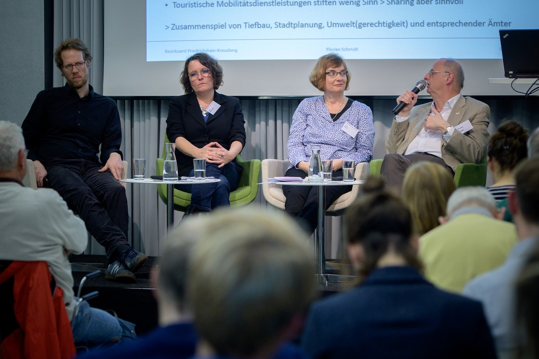 Panel VI: Endlich Bewegung: Mobilität in der Stadt Podium Baustelle Mobilität Panel VI: Endlich Bewegung: Mobilität in der Stadt - Anne Klein-Hitpaß, Projektleiterin Städtische Mobilität, Agora Verkehrswende Michael Obert, Bürgermeister a.D. der Stadt Karlsruhe Florian Schmidt, Bezirksstadtrat für Friedrichshain-Kreuzberg, Berlin Moderation: Sabine Drewes, Heinrich-Böll-Stiftung