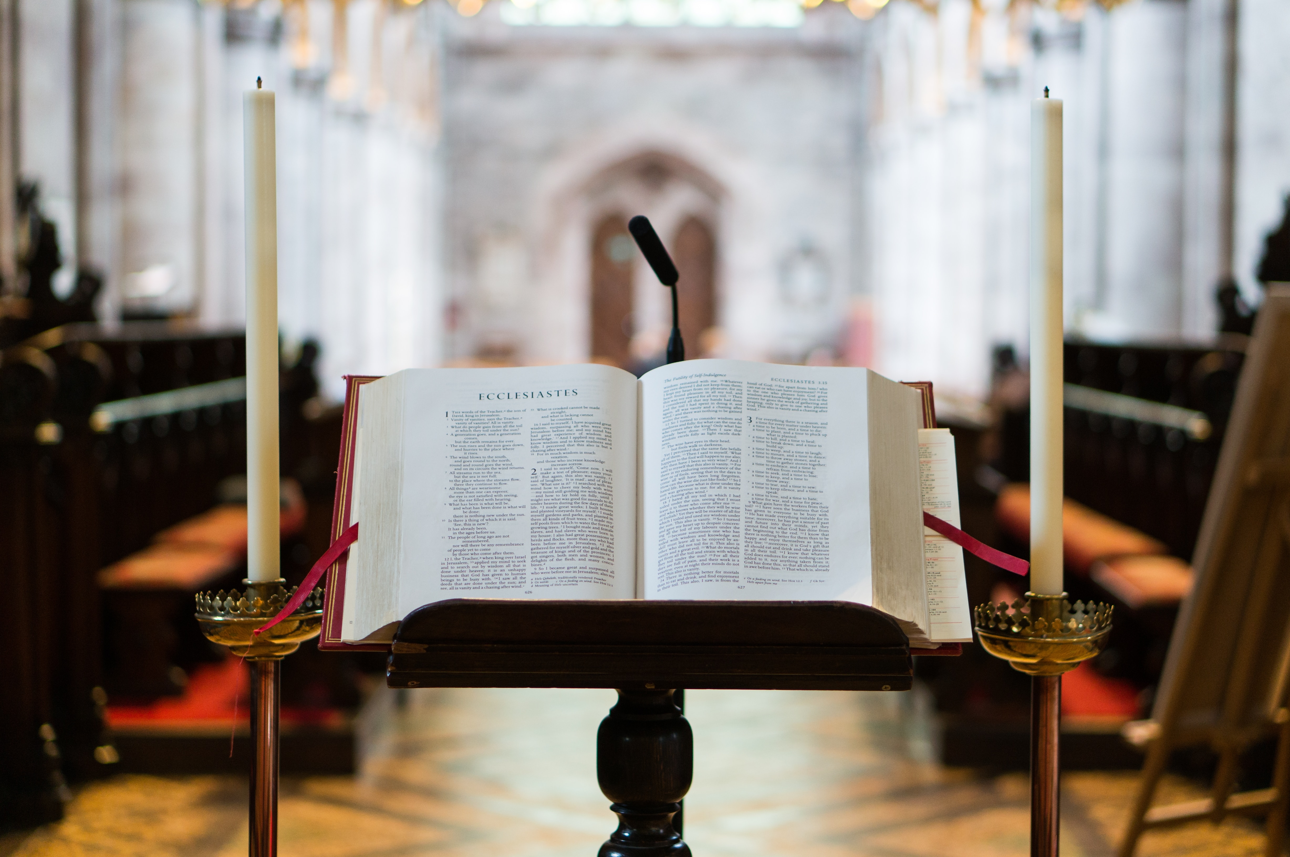 Blick von der Kanzel Religionspolitik heute - Ausblick von einer Kanzel auf eine aufgeschlagene Bibel und den leeren Kirchinnenraum.
