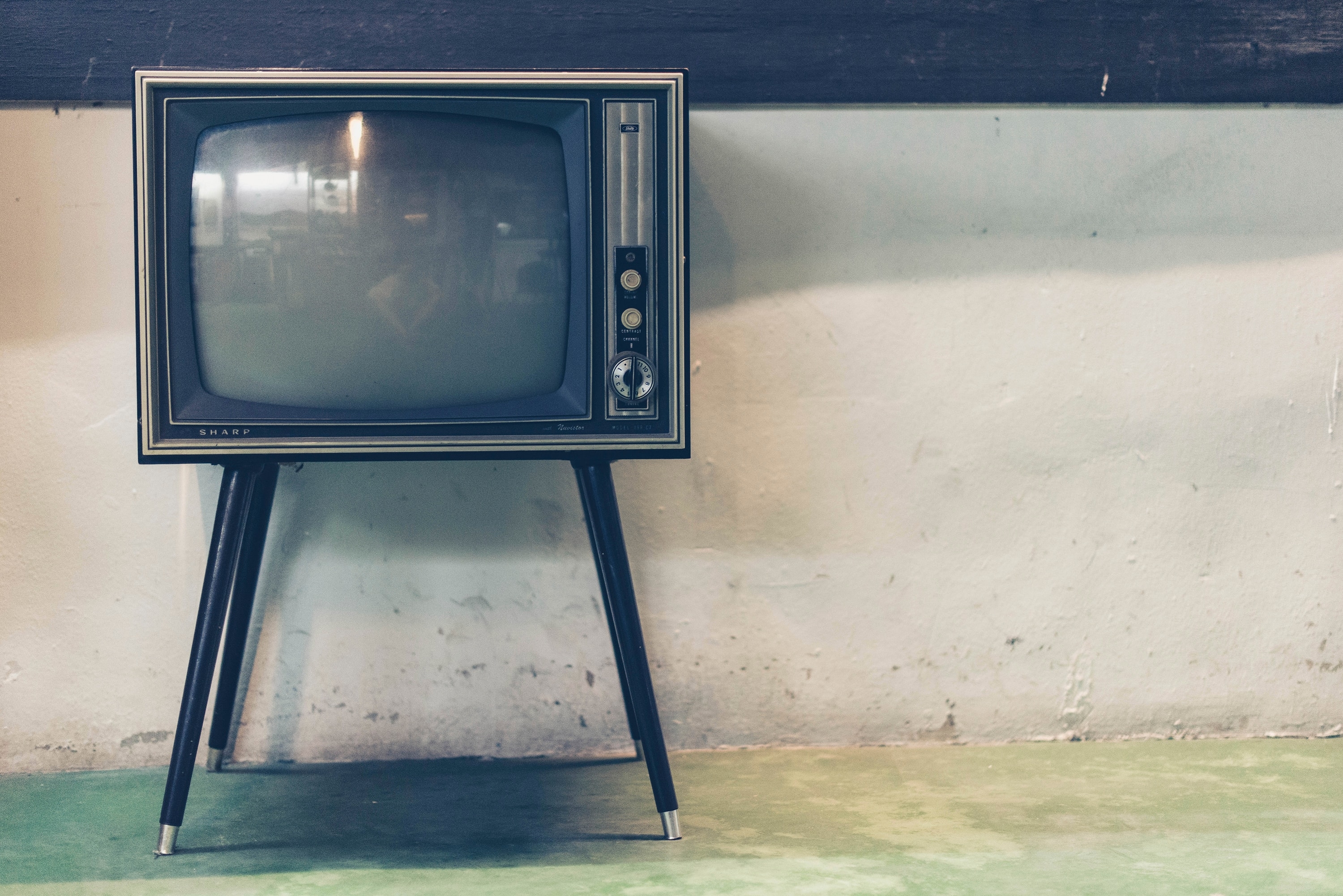 Der Fernseher ist die wichtigste Informationsquelle Ein Wendepunkt - Das Bild zeigt einen alten Fernseher vor einer Wand.