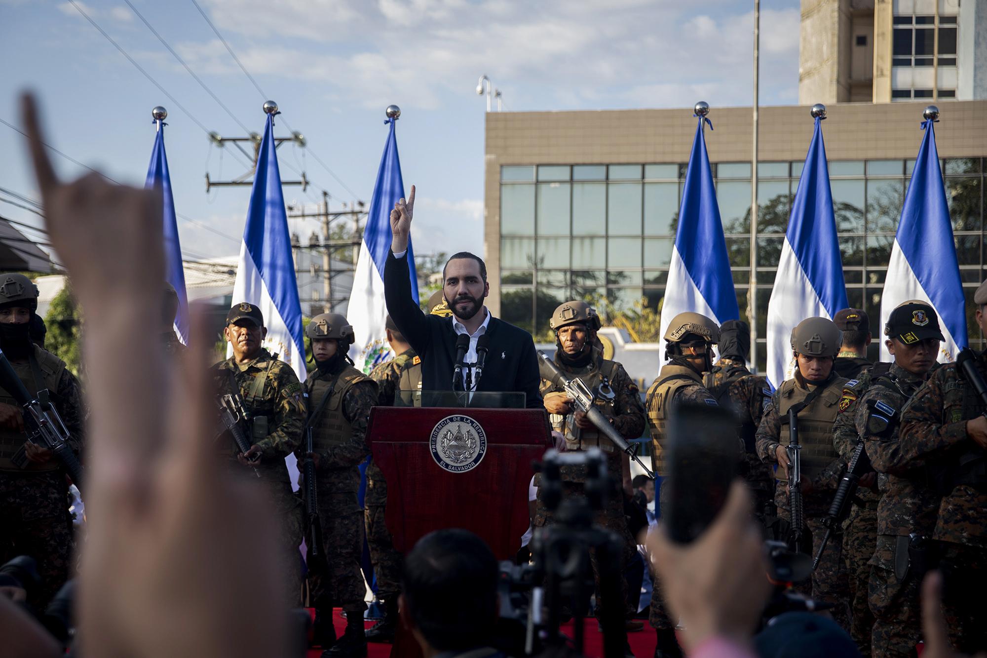 Präsident Nayib Bukele vor dem Haupteingang der Legislativversammlung inmitten von bewaffneten Soldaten. Präsident Nayib Bukele vor dem Haupteingang der Legislativversammlung inmitten von bewaffneten Soldaten. Foto aus El Faro: Carlos Barrera.
