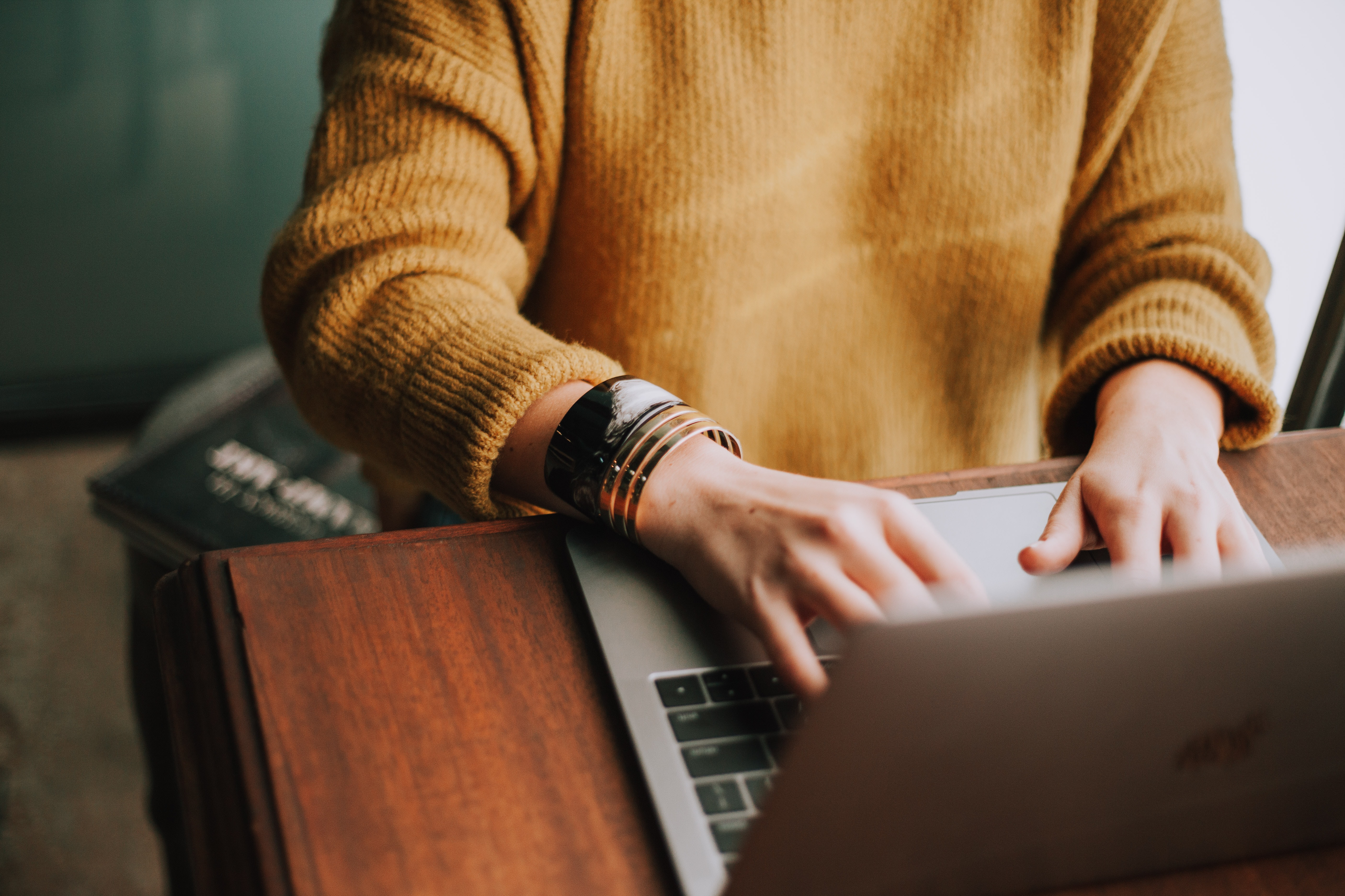Person, die am Laptop schreibt