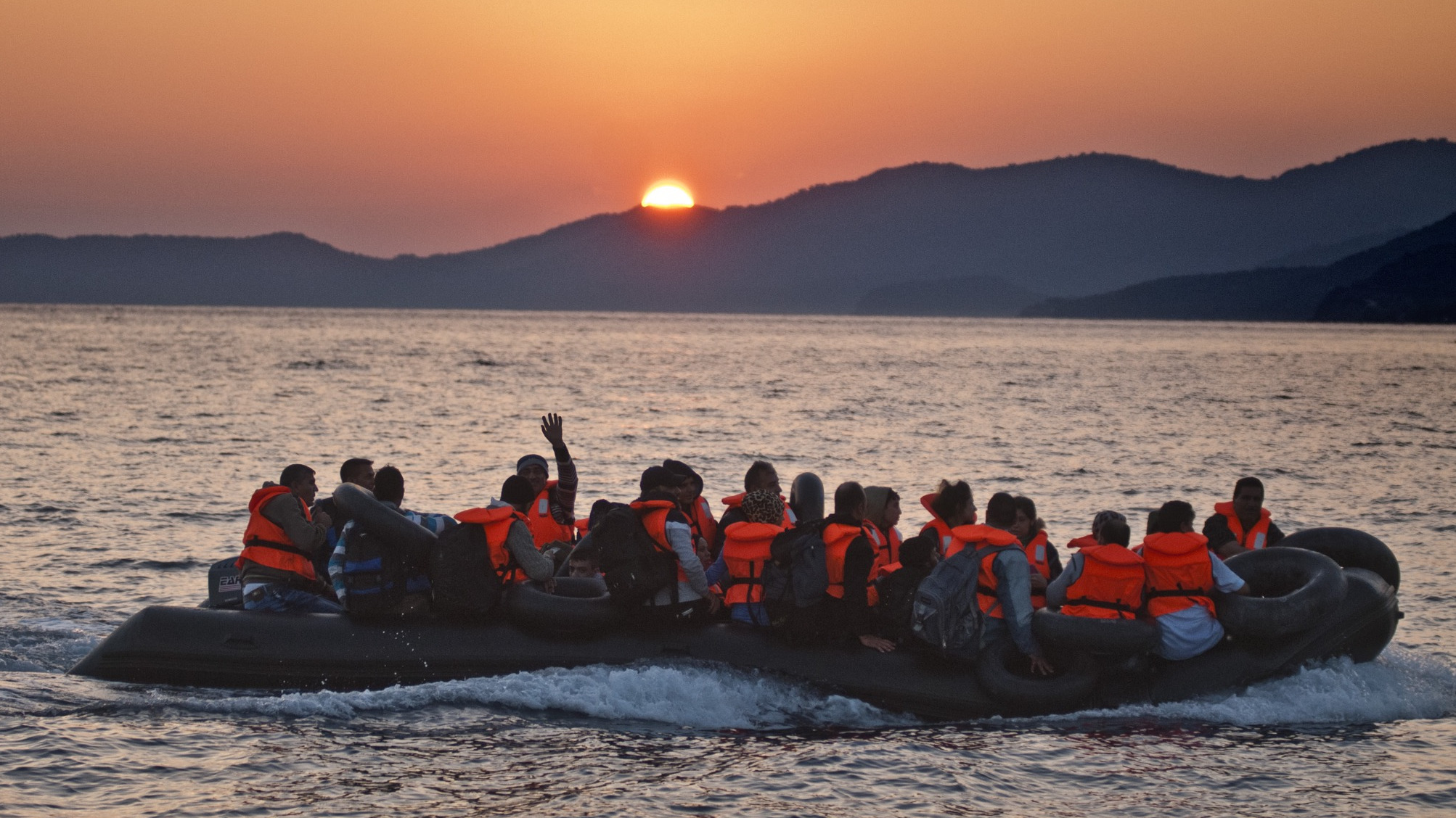 Archivbild 2015: Geflüchtete auf einem Boot vor der griechischen Küste Archivbild 2015: Geflüchtete auf einem Boot vor der griechischen Küste