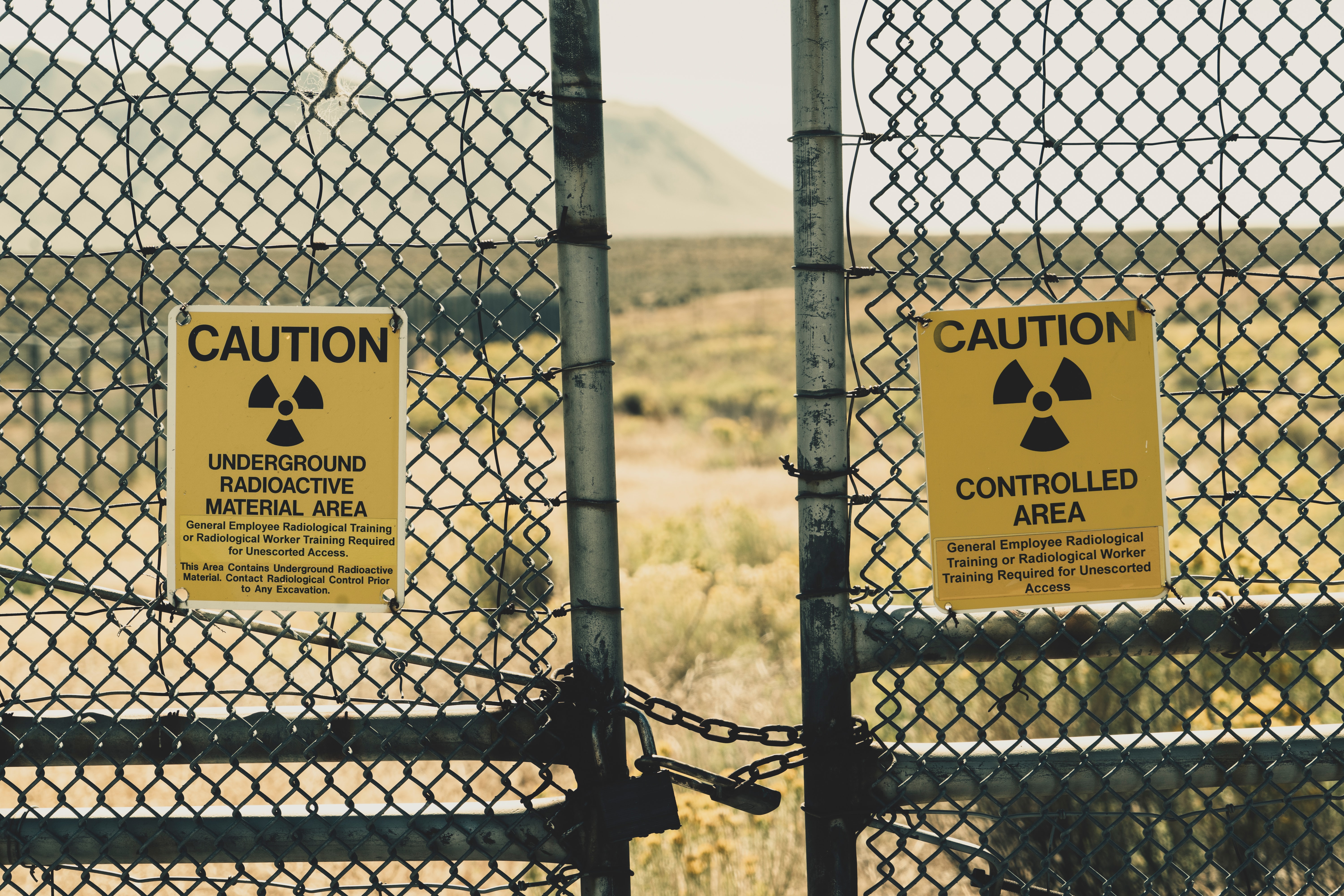 Atomkraft Kosten Atomkraft Kosten: Ein Zaun mit Warnschildern