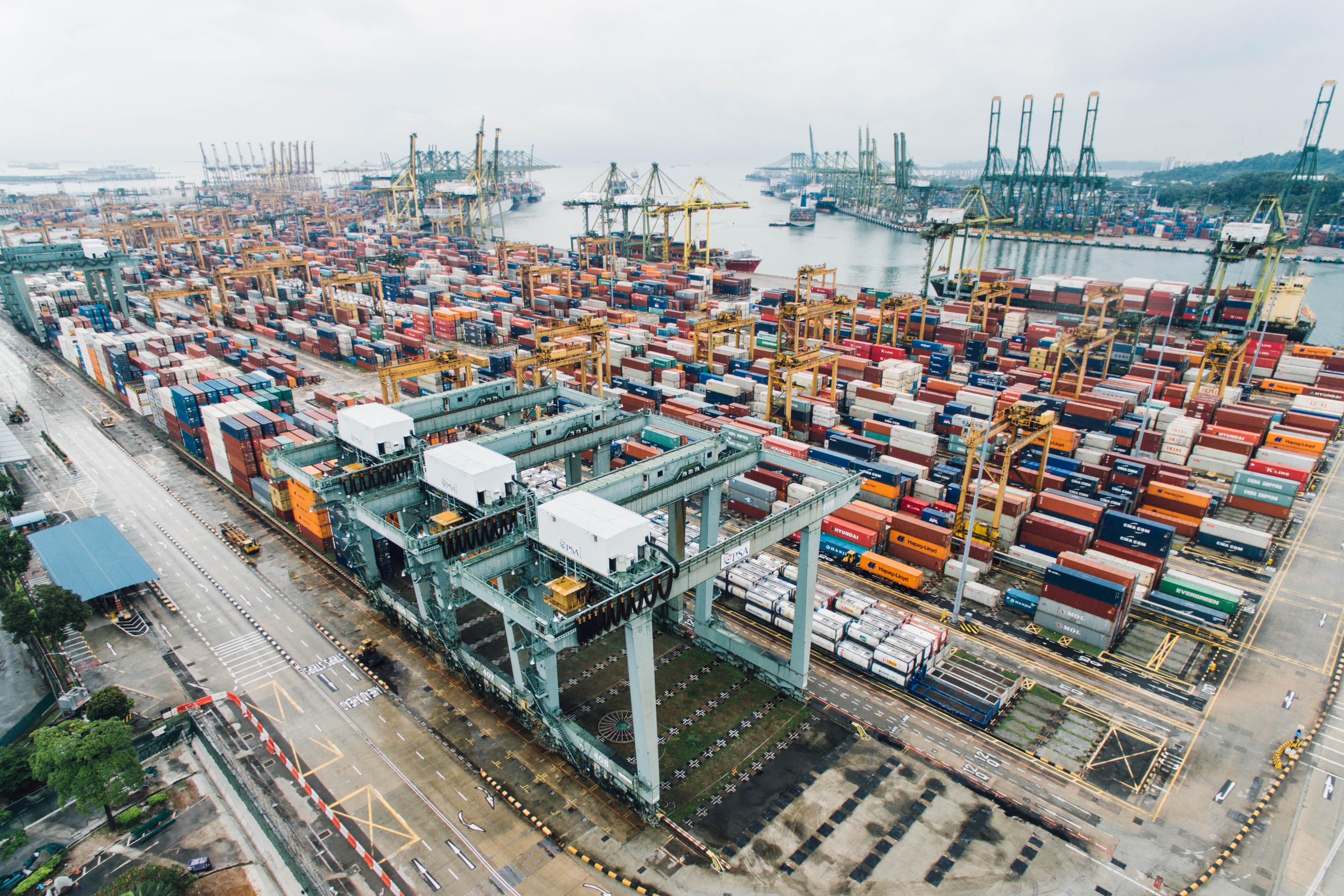 Freihandel und fairer Handel: Container im Hafen Freihandel: Container im Hafen