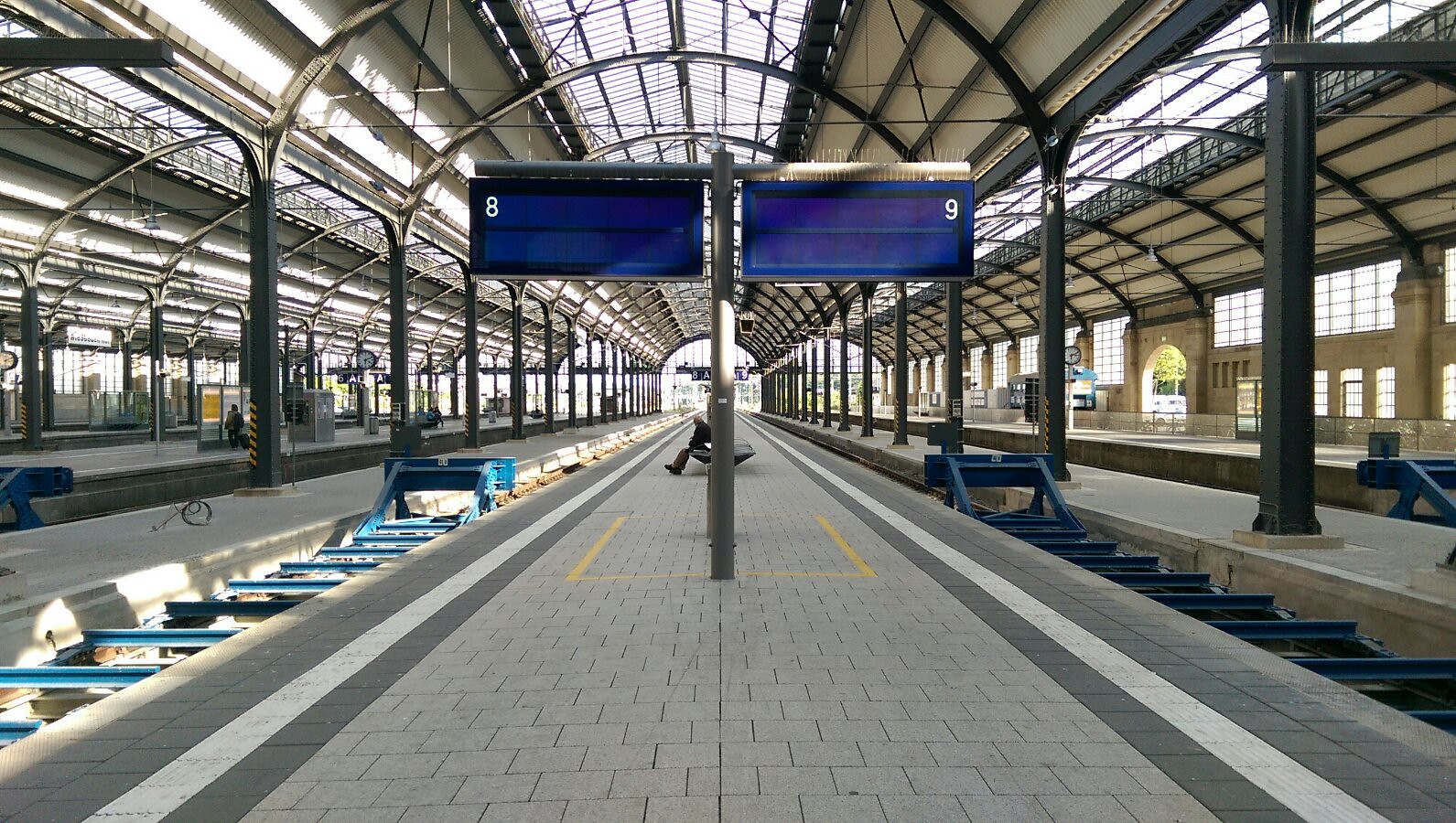 Manchmal ist leer mehr - Wiesbaden Hauptbahnhof Plattform mit leeren Anzeigetafeln
