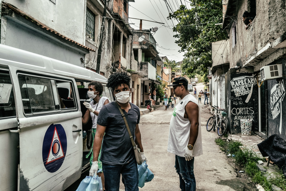 Verteilung von Lebensmitteln und Hygieneartikel in Cidade de Deus Verteilung von Lebensmitteln
