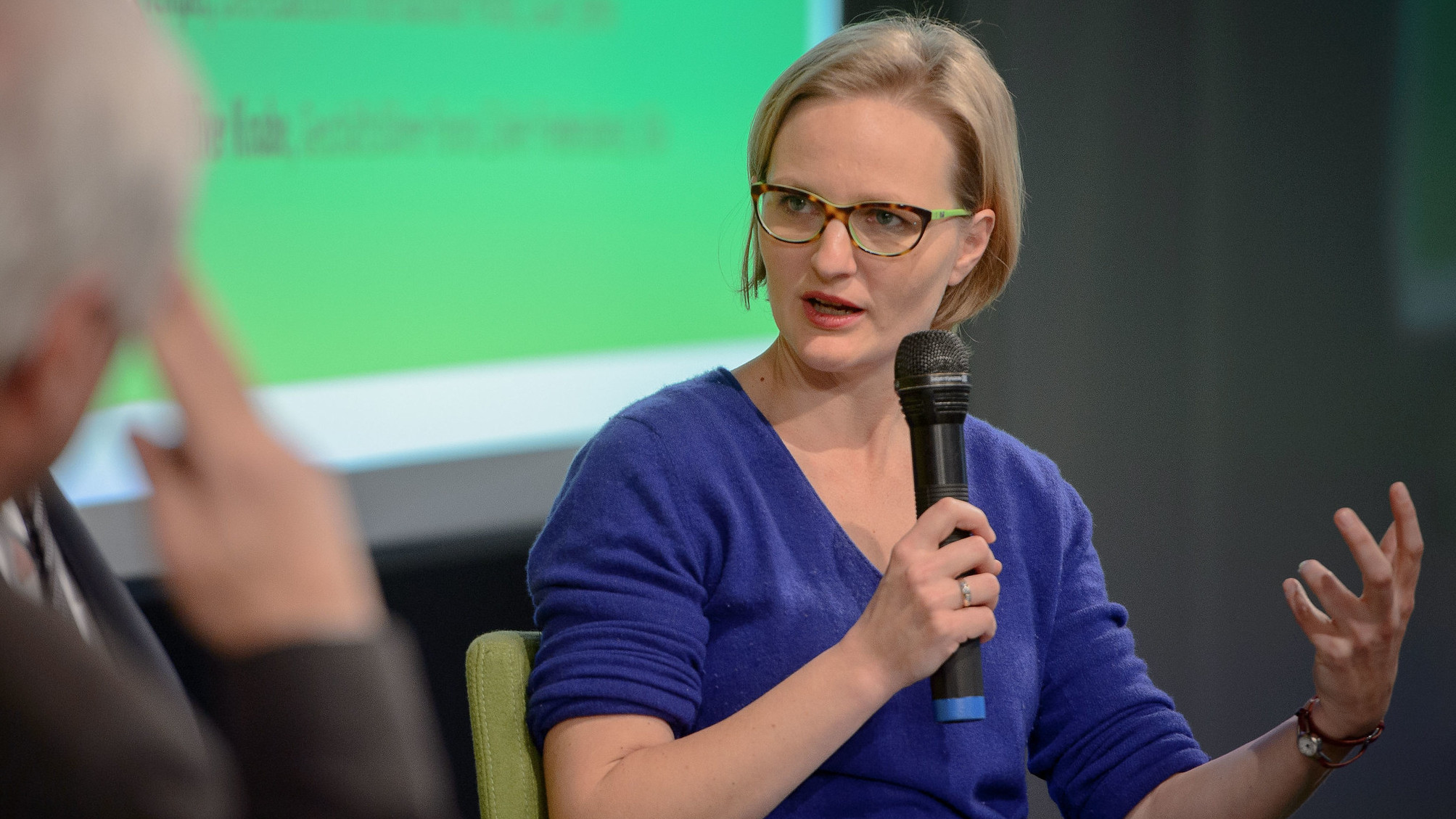 Bild von Franziska Brantner auf einer Podiumsdiskussion