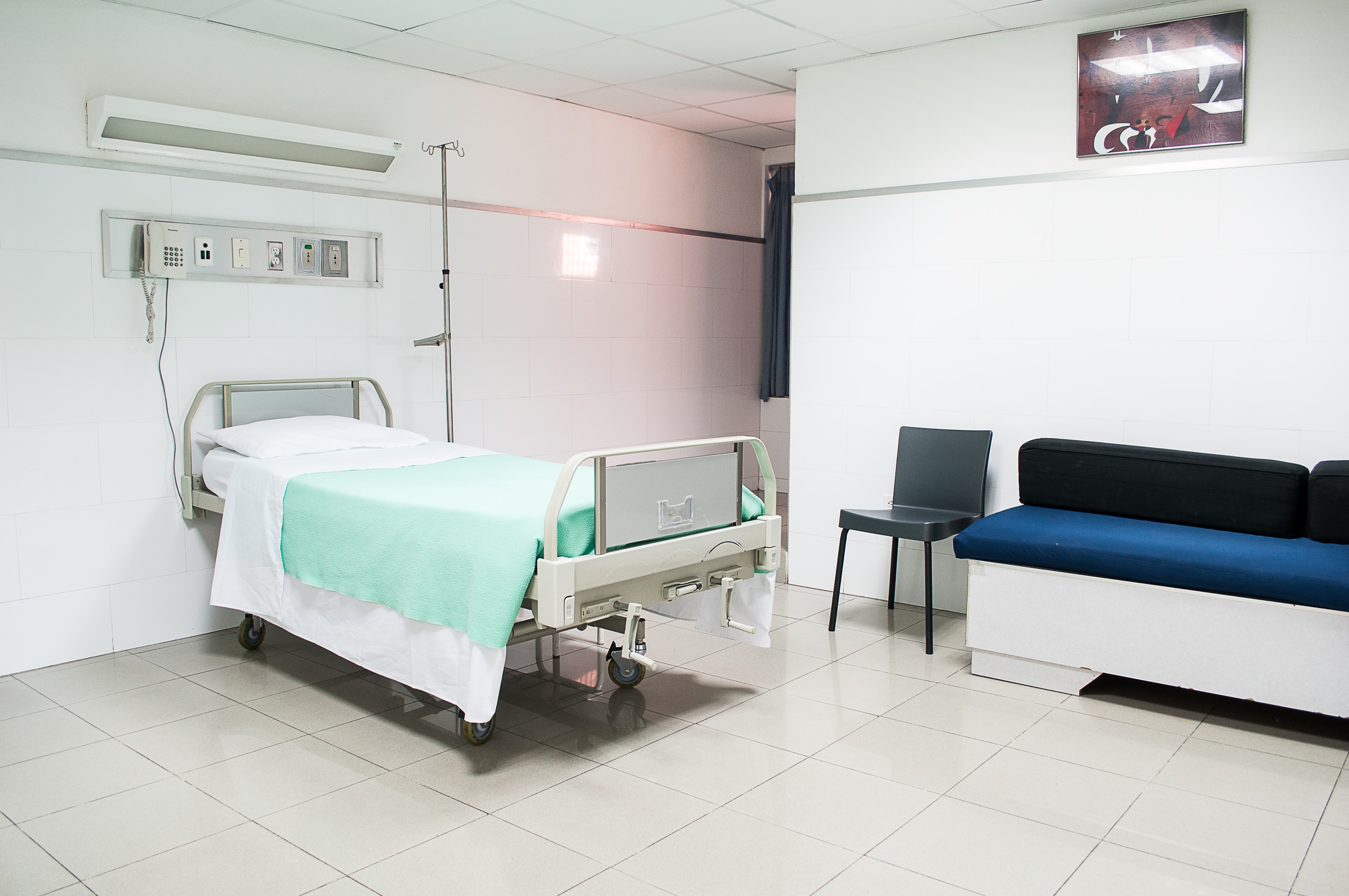 Ein freies Krankenhausbett Misstrauen gegenüber - Photo: Ein leeres Krankenhausbett