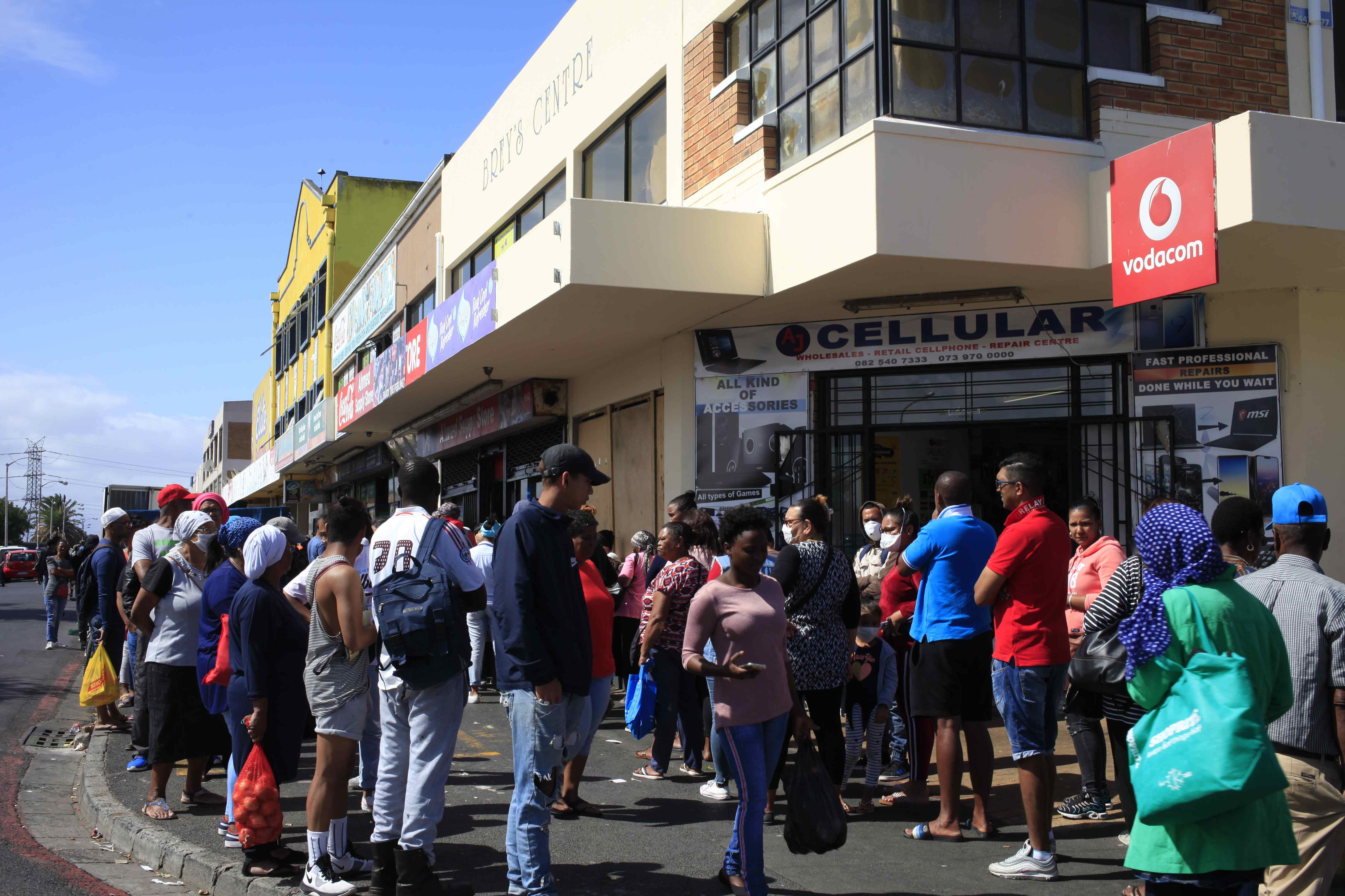 Menschenschlange in den Cape Flats, Kapstadt Menschenschlange in den Cape Flats, Kapstadt