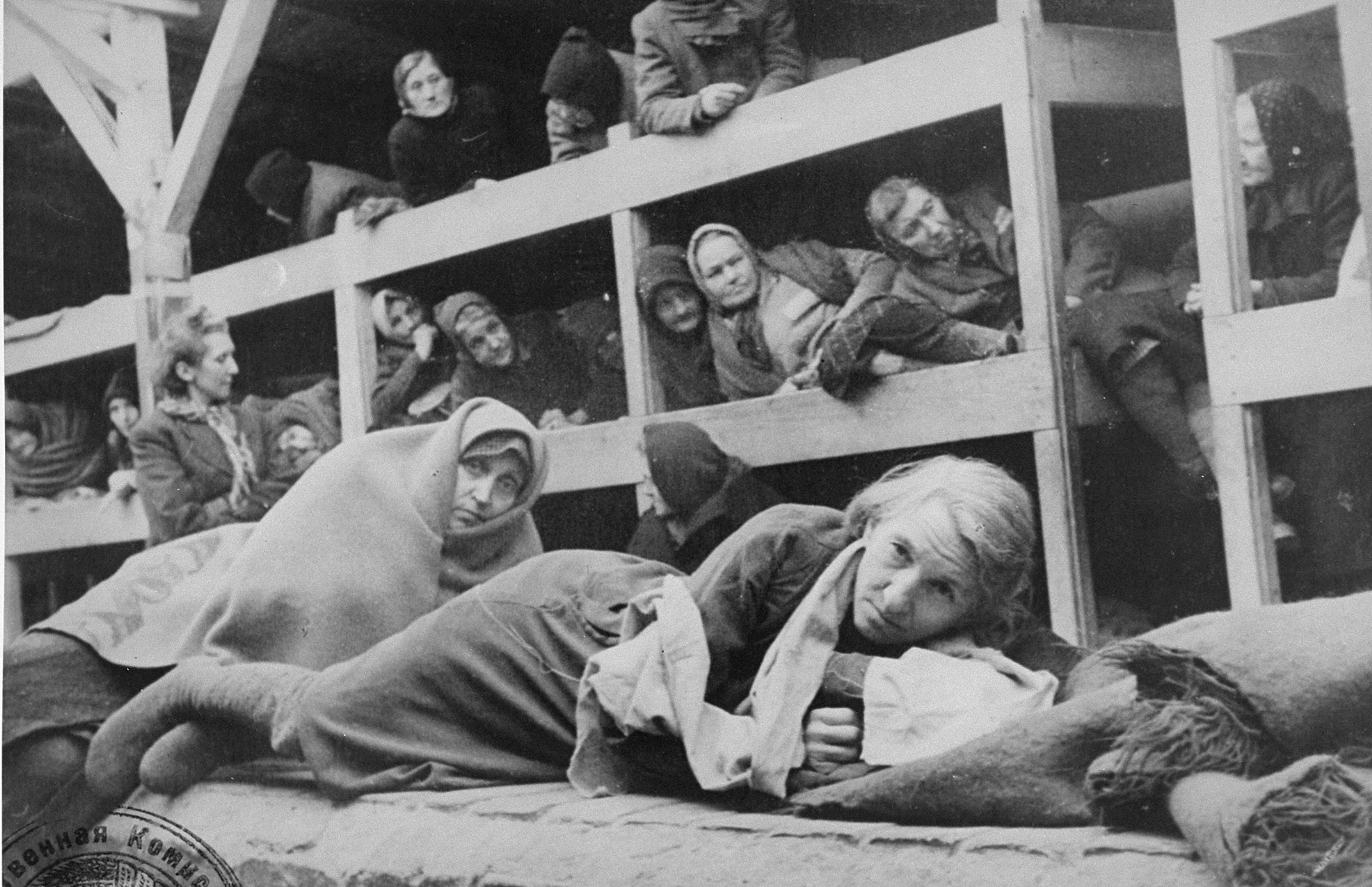 Frauen in Baracken FOTOGRAFIE AUS EINEM SOWJETFILM über die Befreiung von Auschwitz, aufgenommen von der Filmeinheit der Ersten Ukrainischen Front.