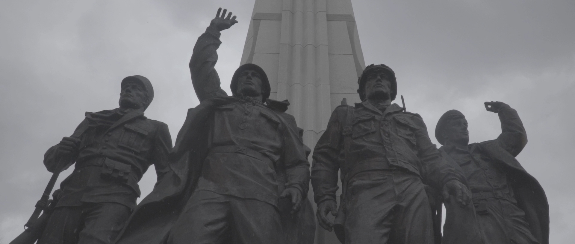 Filmstill "Streit der Erinnerungen" Denkmal zeigt vier Soldaten