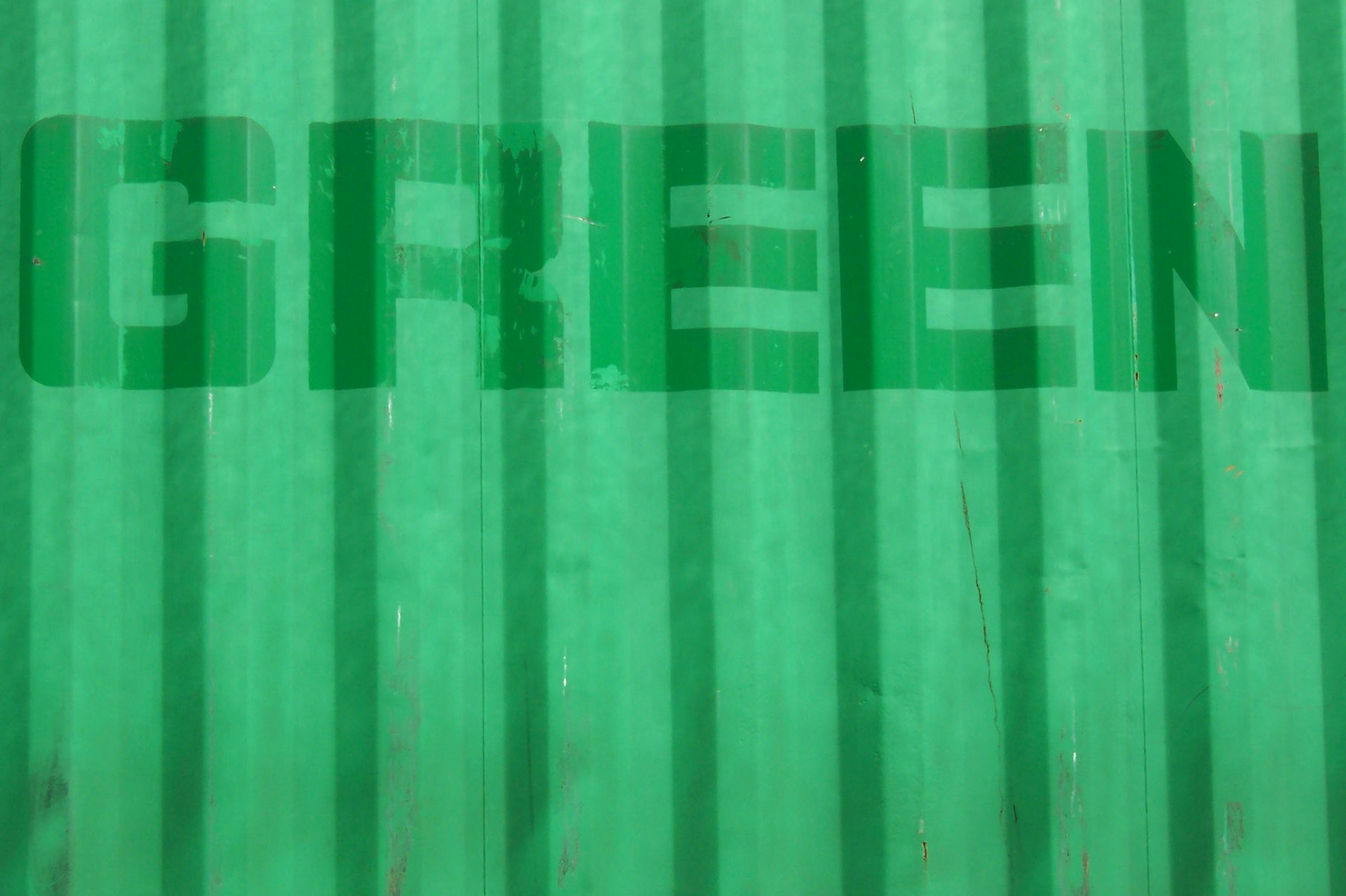 Grüne Wand mit dem Schriftzug "Green"