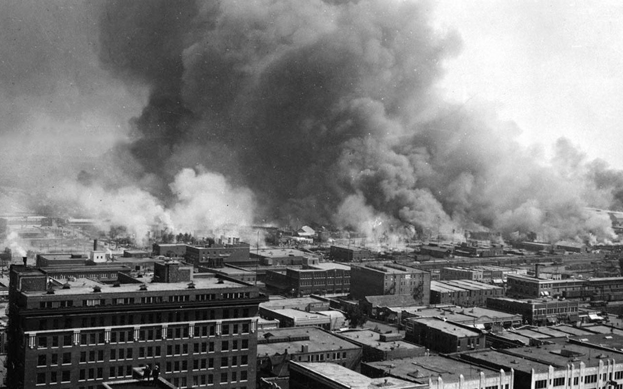 Destruction from the 1921 Tulsa race massacre. Zerstörung durch das Rassenmassaker von Tulsa 1921.
