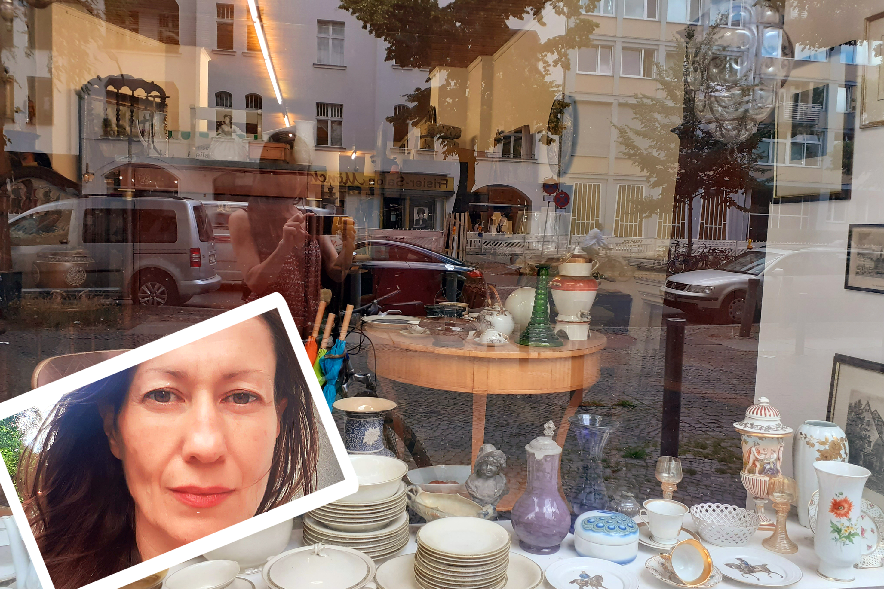 Bild vom Schaufenster eines Antiquitätengeschäfts und ein Selfie von Ivana Sajko