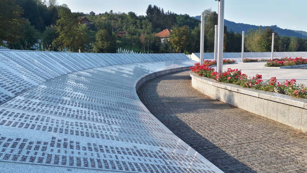 Zum Gedenken der Opfer von Srebrenica Gedenktafel Srebrenica