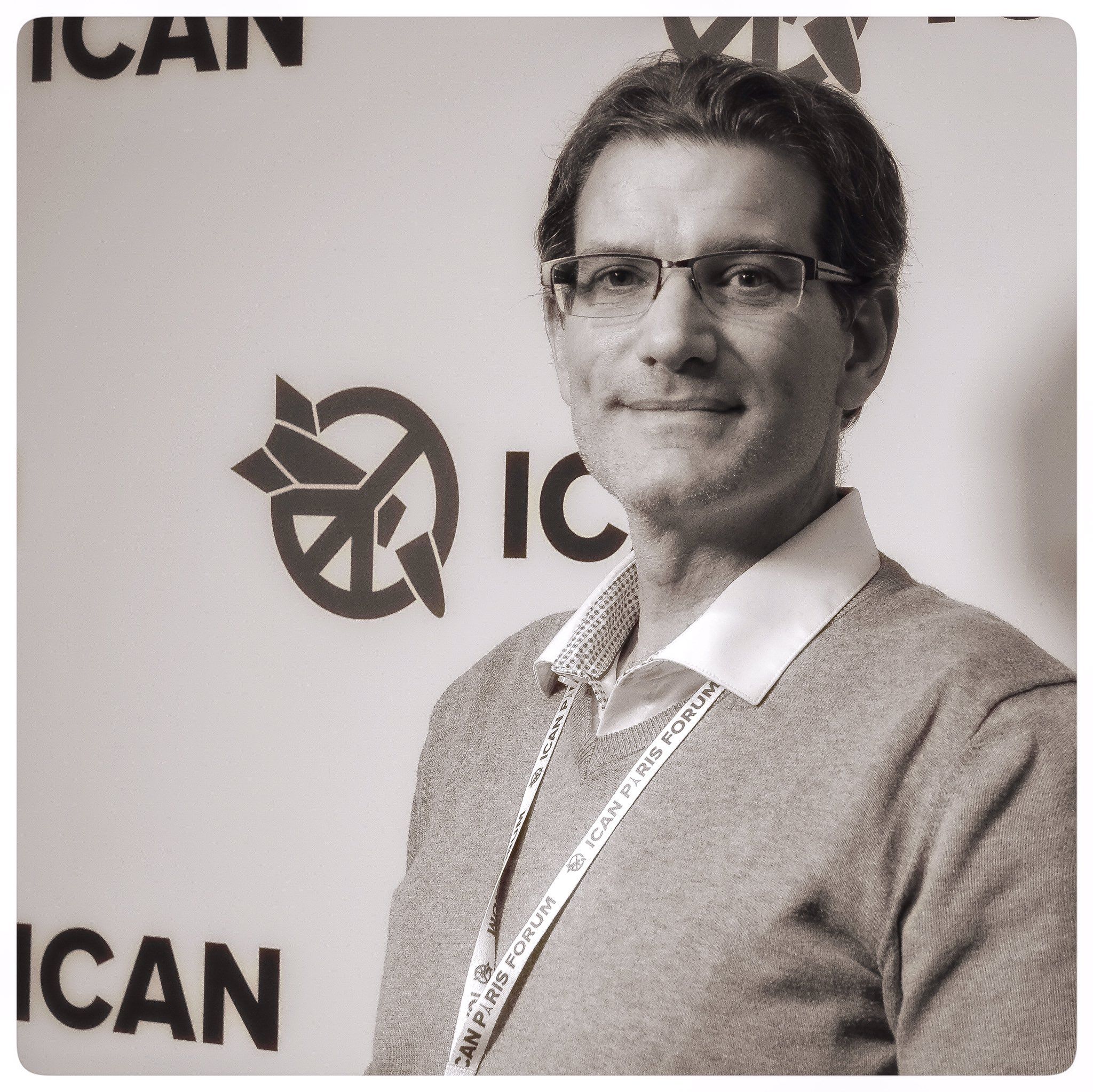 Bild von Jean-Marie Collin, dahinter das Logo von ICAN