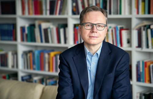 Andreas Reckwitz Andreas Reckwitz vor einem Bürcherregal