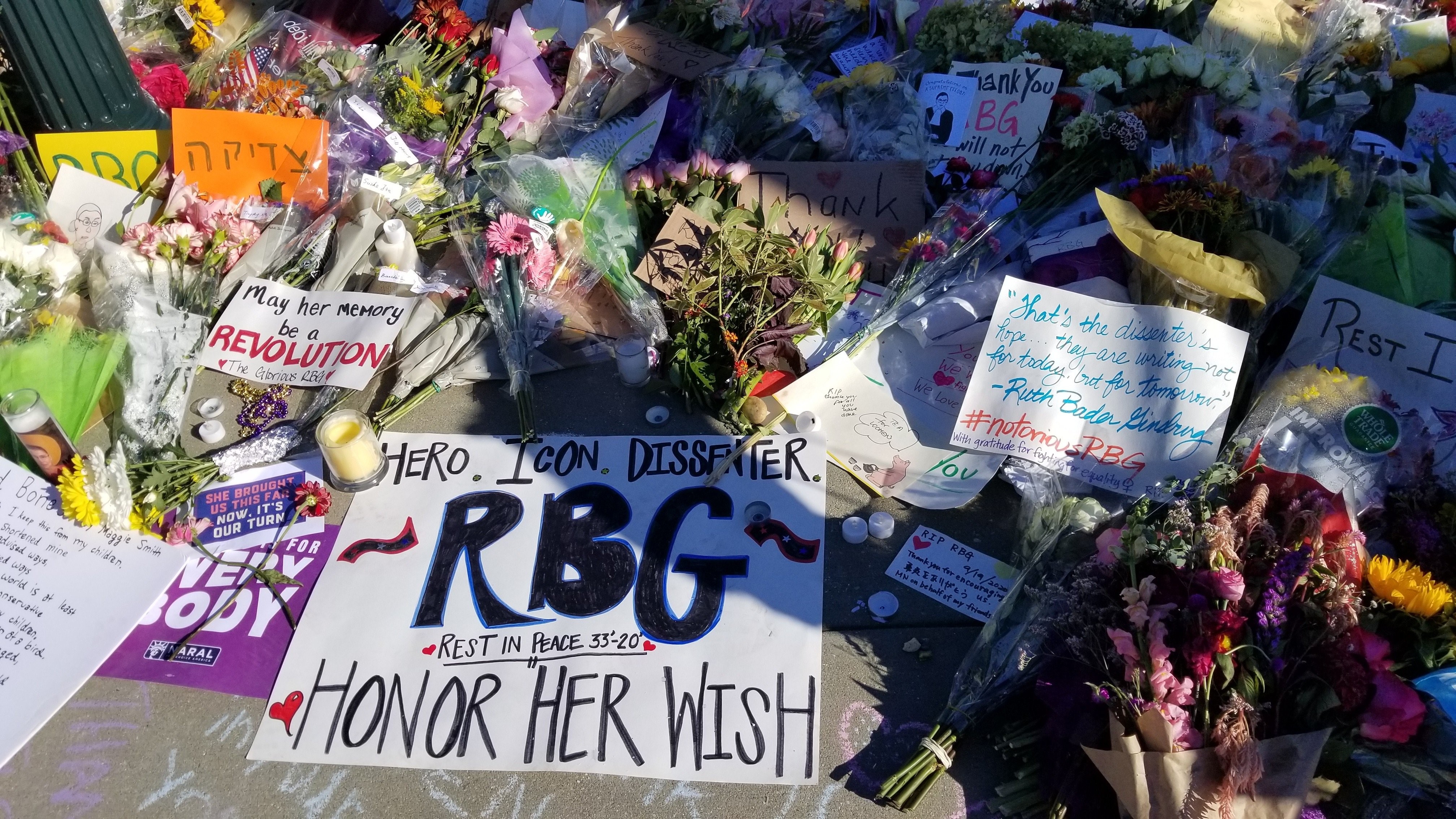 Über dem Wochenende gingen viele zum Obersten Gerichtshof, um Ruth Bader Ginsburg die letzte Ehre zu erweisen Über dem Wochenende gingen viele zum Obersten Gerichtshof, um Ruth Bader Ginsburg die letzte Ehre zu erweisen